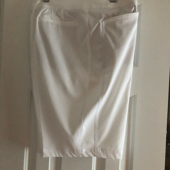 Tail Classic Women’s Golf Shorts. Size 16. White - Picture 3 of 5